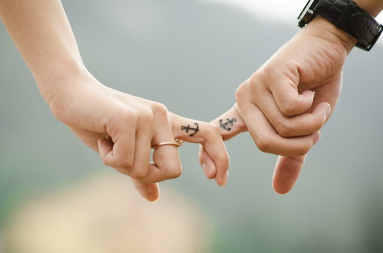 Pose rapide et facile pour tout couple lors d’une séance photo