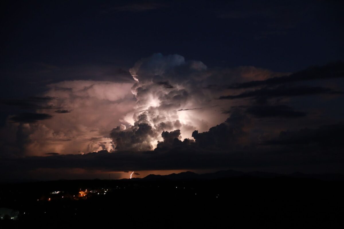Des sprites rouges photographiés depuis la Corse, à 500 km des orages