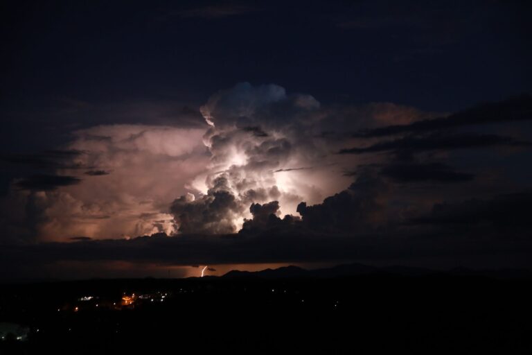 Des sprites rouges photographiés depuis la Corse, à 500 km des orages